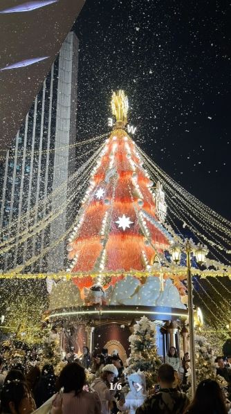 杭州中心幾天後又把聖誕樹裝回去,「拆了又裝、裝了又拆」讓民眾滿頭問號。(圖/翻攝自抖音)