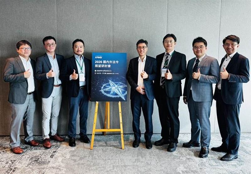 台灣自詡科技島，企業想做生意竟得繞地球一圈去「巴西」結帳！全因國內穩定幣法規卡關，跟不上2026年AI代理人需即時支付的趨勢。KPMG安侯法律事務所示警，若政府再不開放實驗場域，龐大金流將被迫流向海外，台灣恐錯失千億商機。（圖／KPMG安侯法律事務所提供）