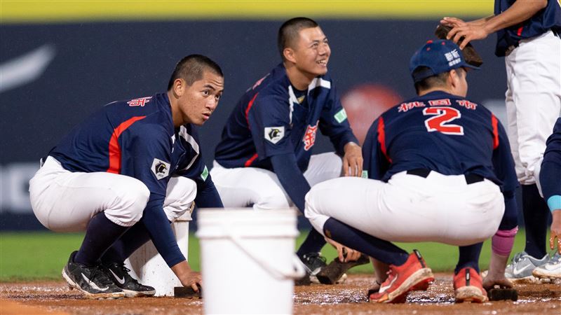臺日高中棒球對抗賽，平鎮高中、日本九州聯隊一起吸水。（圖／中華棒協提供）