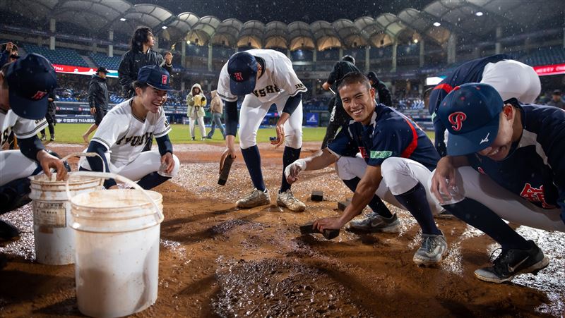 臺日高中棒球對抗賽，平鎮高中、日本九州聯隊一起吸水。（圖／中華棒協提供）