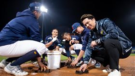 臺日高中棒球對抗賽，亞洲棒球總會會長特助周思齊幫忙吸水。（圖／中華棒協提供） 