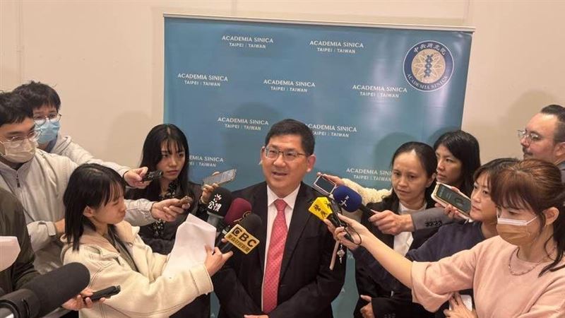 中研院經濟所日前發布預測，上修今年GDP至7.41%，林常青以「雲開未盡，月色已現」形容明年。月色指AI軍備競賽帶動設備進口暴增78%，但烏雲是中國低價傾銷與美國關稅，致傳產深陷無薪假。台灣出現科技業吃肉、傳產喝湯的殘酷平行時空，民眾寧願出國也不買車。（圖／記者師瑞德攝影）