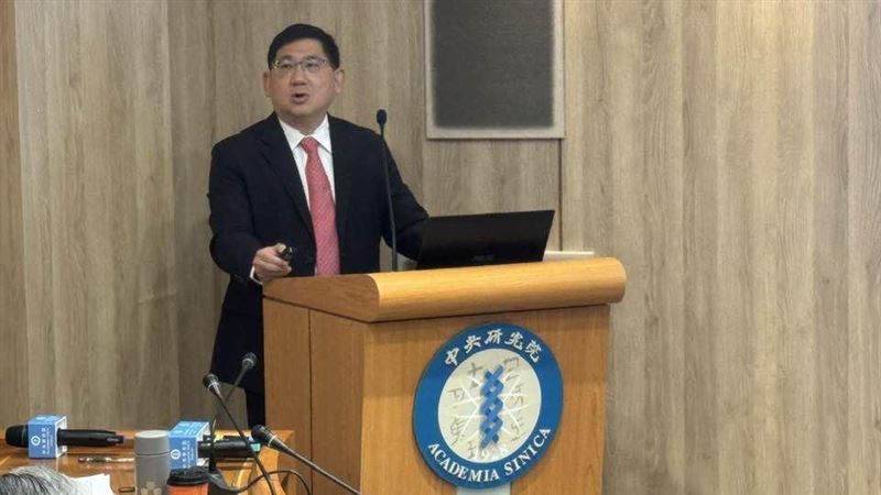 中研院經濟所日前發布預測，上修今年GDP至7.41%，林常青以「雲開未盡，月色已現」形容明年。月色指AI軍備競賽帶動設備進口暴增78%，但烏雲是中國低價傾銷與美國關稅，致傳產深陷無薪假。台灣出現科技業吃肉、傳產喝湯的殘酷平行時空，民眾寧願出國也不買車。（圖／記者師瑞德攝影）