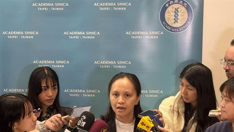 中研院經濟所22日發布調查傳來好消息，副研究員楊淑珺表示，民眾對生活成本預期漲幅首度跌破雙位數至8.9%，顯示通膨壓力大幅緩解。房價與房租預期漲幅僅剩2.5%，房市成功軟著陸。加上台美關稅談判利多，民眾消費信心顯著回升。（圖／記者師瑞德攝影）