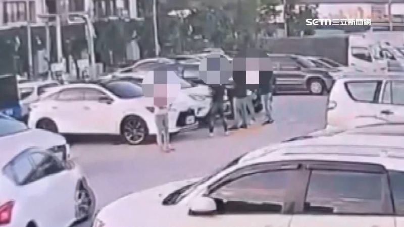 停車場內聚集大批黑衣人