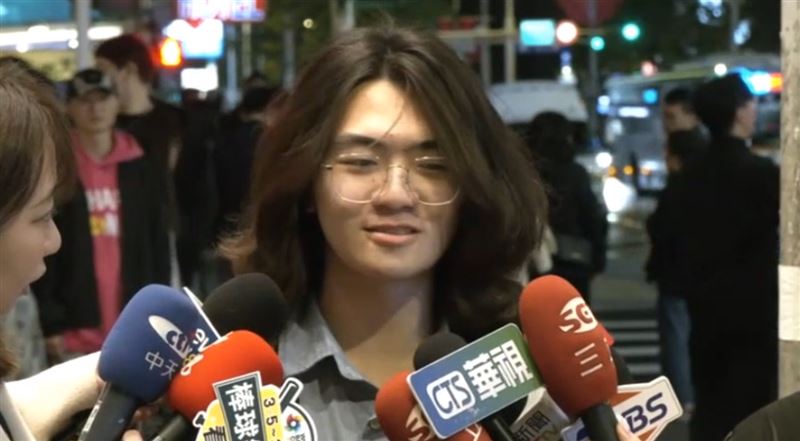 民眾25日晚間在捷運中山站外的悼念處發現恐嚇紙條。（圖／翻攝畫面）