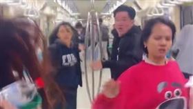 北捷驚魂再起！男持傘暴走敲窗乘客驚逃，7旬婦摔傷送醫。（圖／翻攝自Threads @hcw0928）
