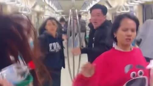 北捷驚魂再起，男持傘暴走敲窗乘客驚逃。（圖／翻攝自Threads @hcw0928）