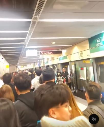 一名男子在捷運車廂內製造騷動，北門站出現逃難人潮。（圖／翻攝自Threads @hcw0928）
