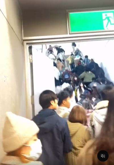 民眾為了趕緊離開現場，紛紛湧向逃生門走樓梯離開。（圖／翻攝自Threads @hcw0928）