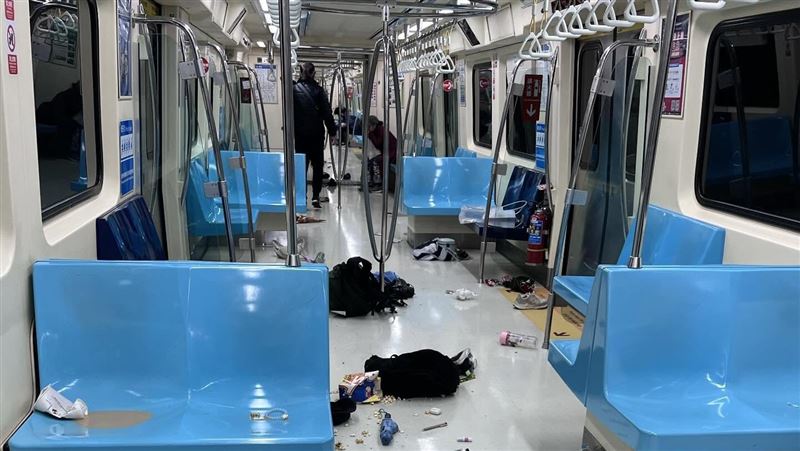 他搭捷運遭人擦撞　雨傘敲牆全車乘客奔逃