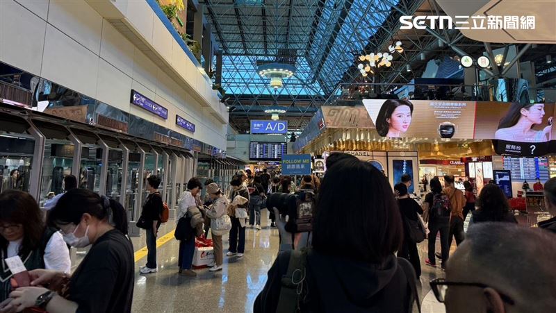 美國運輸安全管理局（TSA）近日發文提醒，機場安檢人體掃描儀對「亮片、金屬絲線、水鑽」等閃亮材質相當敏感。（示意圖／記者李育道攝影）