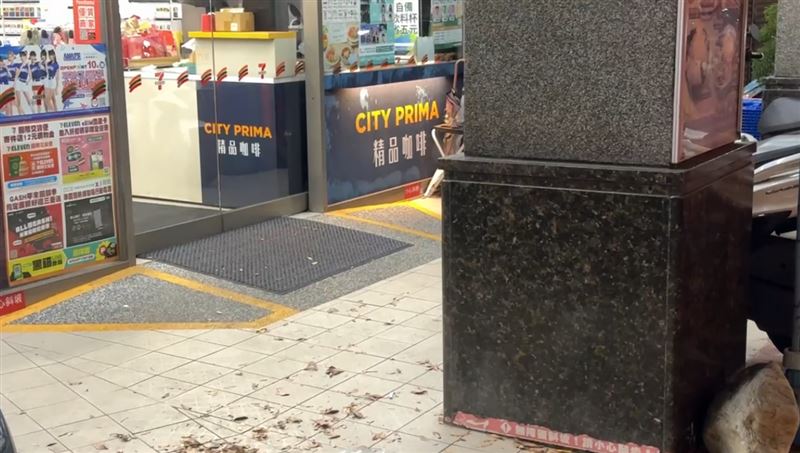 苗栗「鐮刀男」隨機攻擊婦人後又到超商找碴。（圖／翻攝畫面）