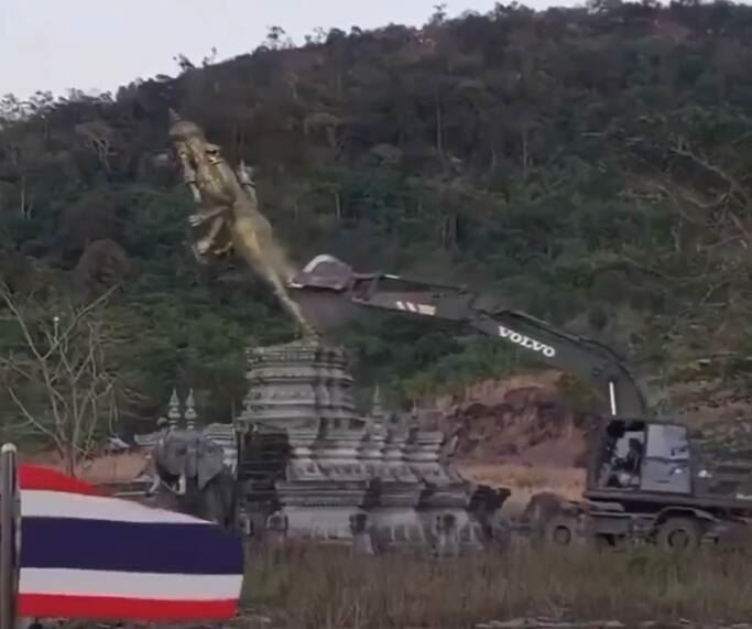 泰國軍方在泰國與柬埔寨交界邊境拆除印度教神像，引發爭議。（擷自「X」影片）