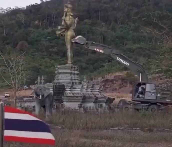 泰國軍方在泰國與柬埔寨交界邊境拆除印度教神像，引發爭議。（擷自「X」影片）