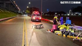 新北市,三重區,新北,母女,媽媽,事故,車禍,護欄,自撞,車禍,命危,送醫,搶救（圖／翻攝畫面）