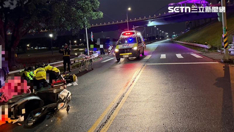 新北市三重區疏洪五路二段昨晚（25日）一對母女騎車雙載發生自撞車禍。（圖／翻攝畫面）