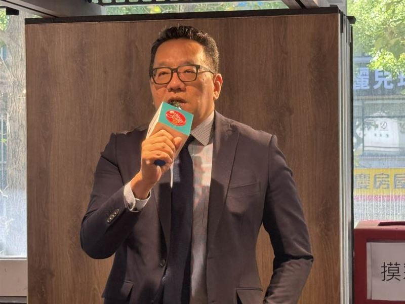 中信投信將於明年1月5日推出首檔主動式台股ETF「00995A」，主打獨家「MVP」選股策略，結合量化篩選與經理人主動操作，專挑AI供應鏈與股利成長股。總座陳正華更親赴霞海城隍廟過爐，推出限量發財金，要在元月行情帶領投資人搶攻超額報酬。（圖／記者師瑞德攝影）