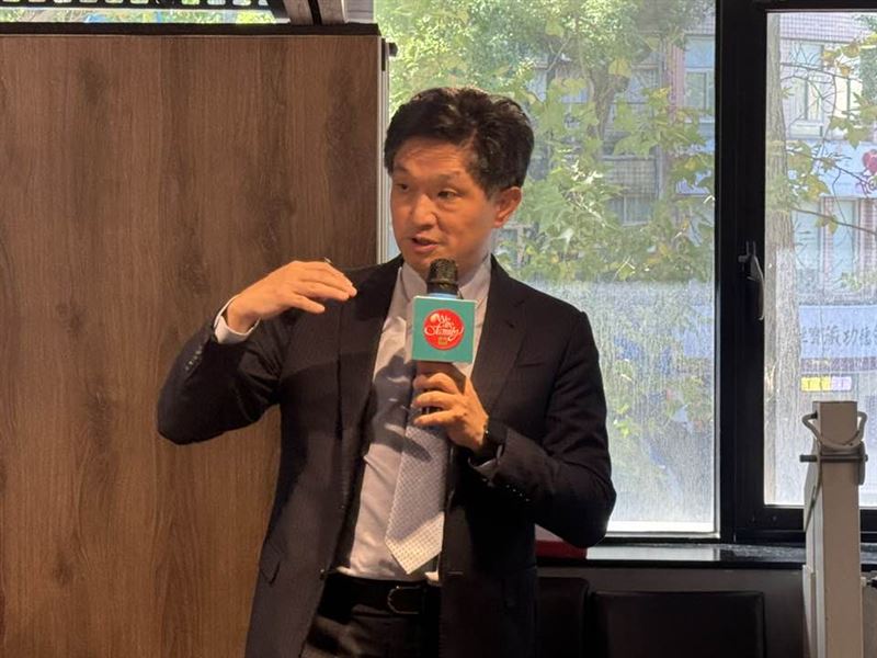 中信投信將於明年1月5日推出首檔主動式台股ETF「00995A」，主打獨家「MVP」選股策略，結合量化篩選與經理人主動操作，專挑AI供應鏈與股利成長股。總座陳正華更親赴霞海城隍廟過爐，推出限量發財金，要在元月行情帶領投資人搶攻超額報酬。（圖／記者師瑞德攝影）