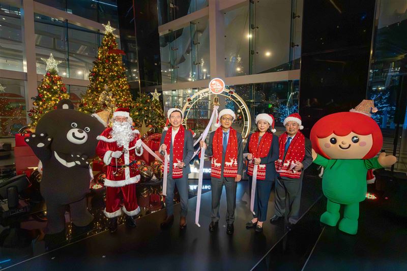 第41屆「點燃生命之火」募款開跑，中信銀行率先捐出200萬元並舉辦百人點燈儀式，點亮星願之樹為弱勢孩童祈福。今年更攜手人氣IP「貓貓蟲咖波」打造全臺唯一免費戶外滑冰場，邀民眾歲末體驗滑冰樂趣並響應公益，用愛守護貧童夢想。（圖／中信金提供）