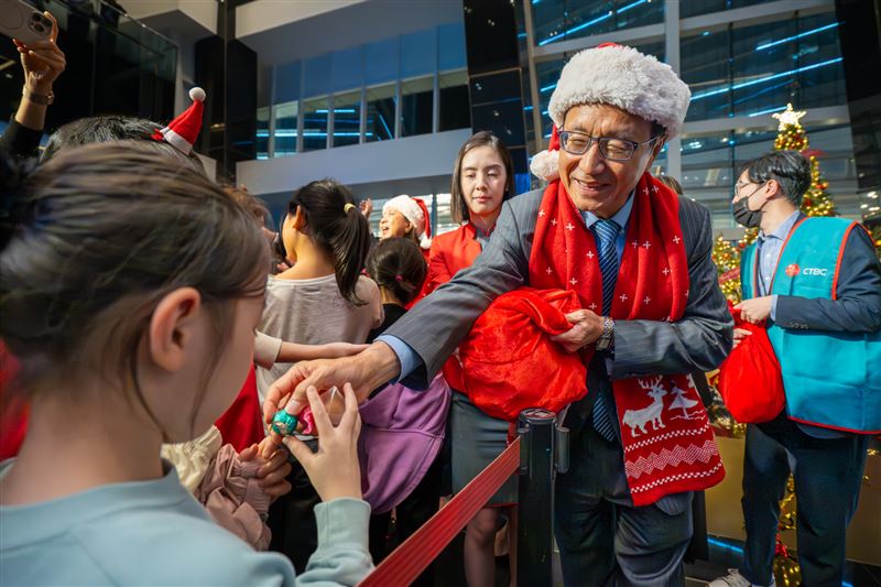 第41屆「點燃生命之火」募款開跑，中信銀行率先捐出200萬元並舉辦百人點燈儀式，點亮星願之樹為弱勢孩童祈福。今年更攜手人氣IP「貓貓蟲咖波」打造全臺唯一免費戶外滑冰場，邀民眾歲末體驗滑冰樂趣並響應公益，用愛守護貧童夢想。（圖／中信金提供）