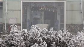 冷氣團發威，玉山北峰今早下雪了。（圖／中央氣象署）