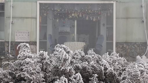 新／冷氣團發威！玉山北峰今早下雪了