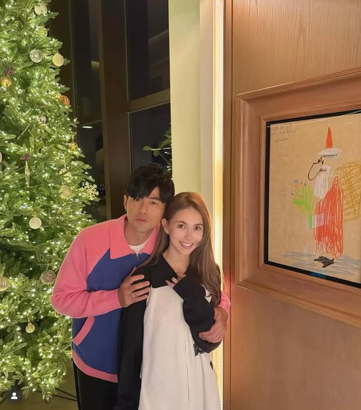 周杰倫從後方緊摟著昆凌，昆凌露出燦爛的笑容。（圖／翻攝自周杰倫IG）