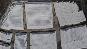 《三立新聞網》取得2021年大里垃圾掩埋場打包垃圾等候焚燒的空拍圖，該處2022年卻被土石完全覆蓋。(圖/讀者提供)