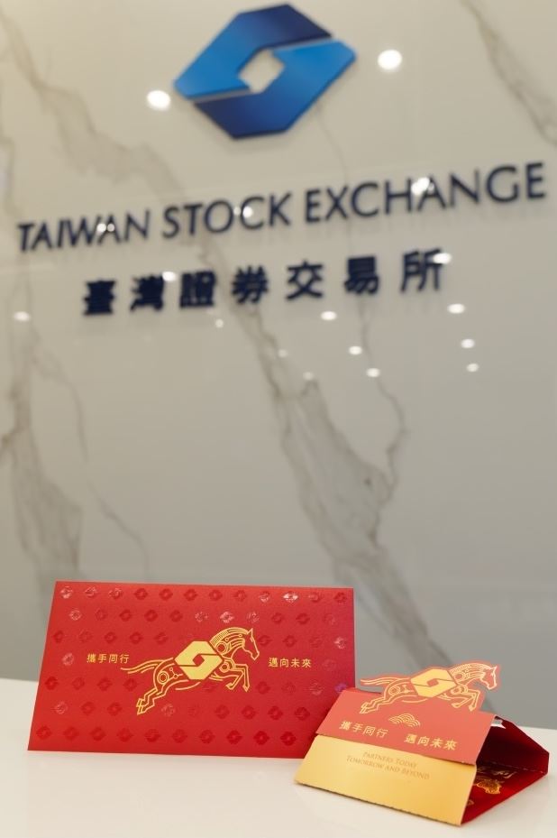 證交所迎接 2026 馬年，推出限量「福馬」賀歲組。紅包袋採霧金燙印設計，搭配可拆式立牌賀卡，保留一元復始傳統並兼具展示價值；同步推出書法家李郁周揮毫的「驊騮運利」春聯。民眾即日起可於全台券商據點或證交所櫃檯免費索取。（圖／證交所提供）