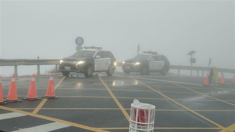 下完冰霰與冰雹，武嶺周邊一片霧茫茫，能見度相當低。(圖／翻攝畫面)