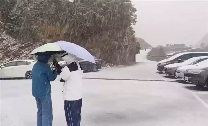 合歡山松雪樓的路面堆起一層白色冰霰，鏟雪車出動清除結冰路面。(圖／松雪樓提供)