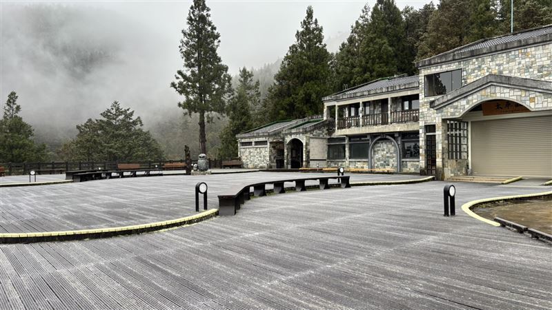 宜蘭太平山今晨降冰霰　逾百民眾上山追雪