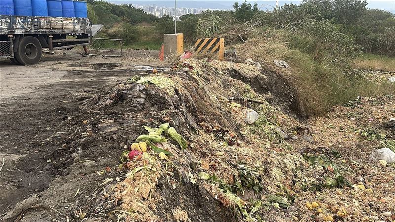 非洲豬瘟爆發後台中市面臨廚餘無處可去窘境，一度挖坑傾倒引來非議。（圖／市議員何文海提供））