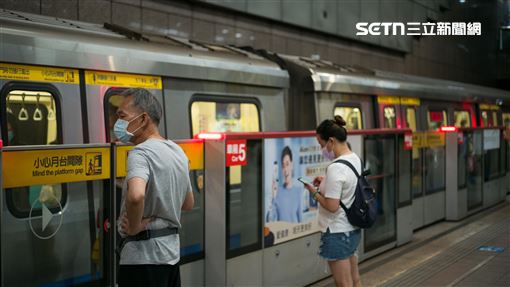 搭捷運弄丟悠遊卡　醉翁亂揮雨傘破壞閘門
