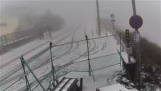 冷氣團襲！合歡山「一片雪白」車覆蓋薄冰