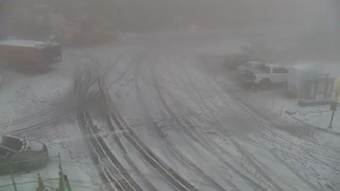 低溫搭配水氣，合歡山今日清晨間歇降下冰霰。（圖／翻攝自公路局即時影像監視器）