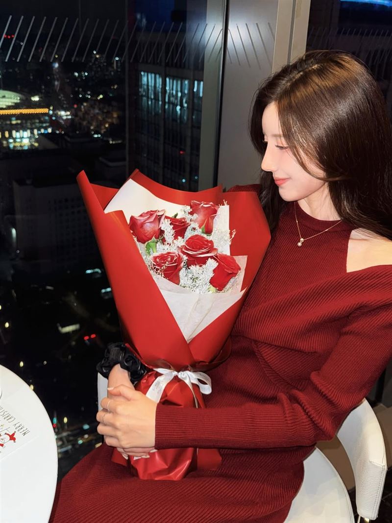 南珉貞介紹這來自「南朋友們的求婚」。（圖／翻攝自IG @minjeong_w_&nbsp; ）