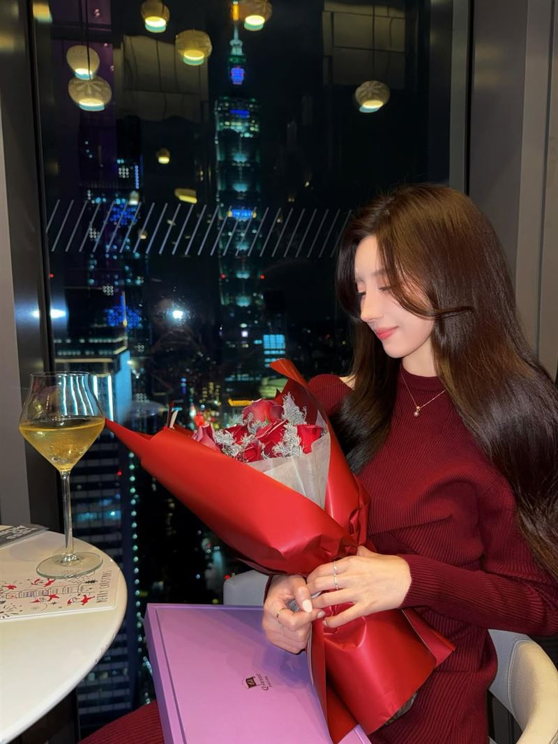 南珉貞聖誕節晚間貼出自己「被求婚」的情景。（圖／翻攝自IG @minjeong_w_&nbsp; ）