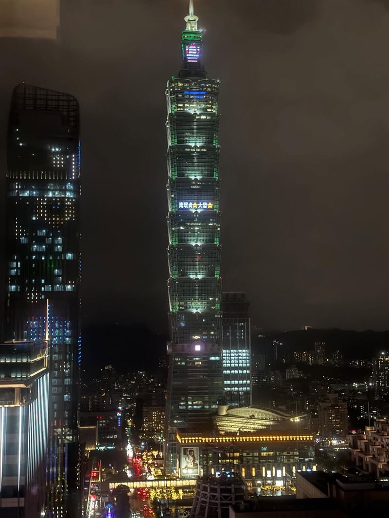 聖誕節「南朋友」幫她在台北101點燈寫下「南珉貞★大發★」。（圖／翻攝自IG @minjeong_w_&nbsp; ）