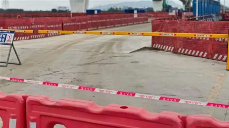 此案發生後，當局才緊急加上圍欄，工程也全面停工。（圖／翻攝自微博）