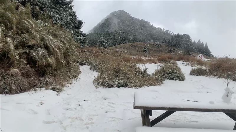 新達山區降雪，積雪厚度約4公分。（圖／布農卡里不灣登山社白玉清提供）