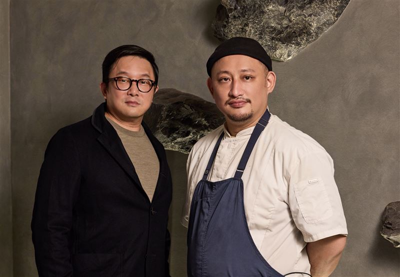 董事長鍾淳名(左)邀請好嶼HOSU主廚李易晏(右)以油膏進行台菜創作。（圖／金蘭食品提供）