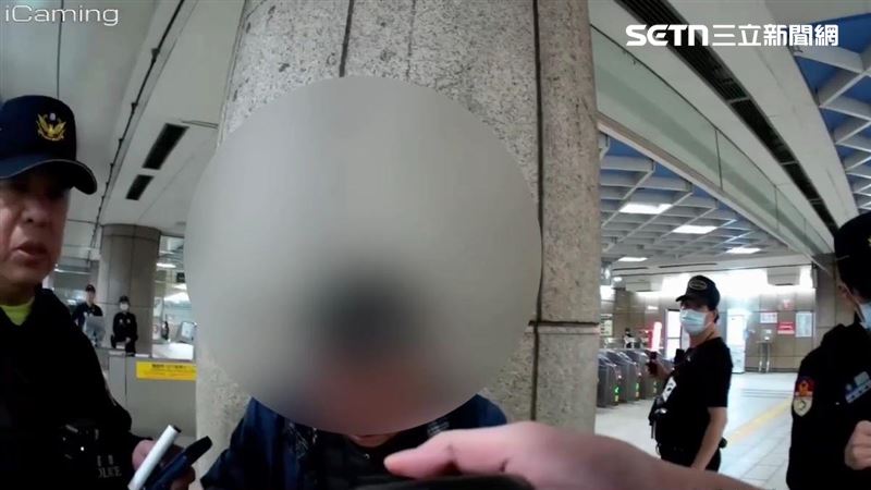 北市涂姓老翁酒醉出不了站，持雨傘加腳踢破壞閘門。（圖／翻攝畫面）