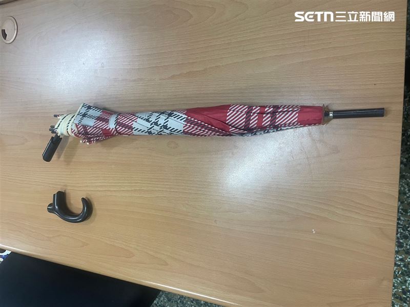 北市涂姓老翁酒醉出不了站，持雨傘加腳踢破壞閘門。（圖／翻攝畫面）