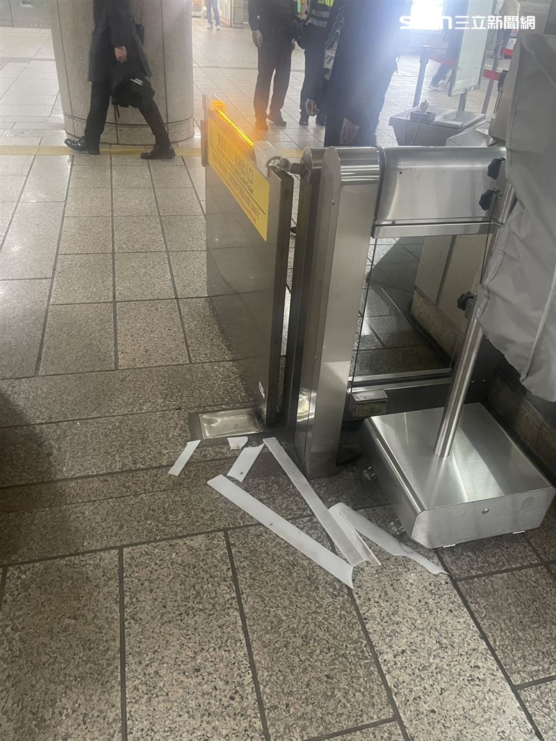 北市涂姓老翁酒醉出不了站，持雨傘加腳踢破壞閘門。（圖／翻攝畫面）