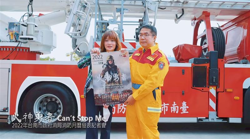 楊姓女密友與前消防局長李明峯關係匪淺，更曾以數位行銷公司負責人出席記者會。（圖／翻攝台南市消防局官網）