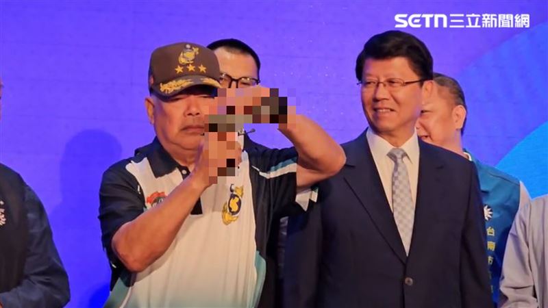 季麟連現場組裝手槍，還邀請謝龍介「來開一槍」。（圖／翻攝畫面）