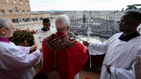 教宗良十四世向約兩萬六千人發表「致羅馬城與全世界」（Urbi et Orbi）祝福。（圖／翻攝自X平台 @VaticanNews）