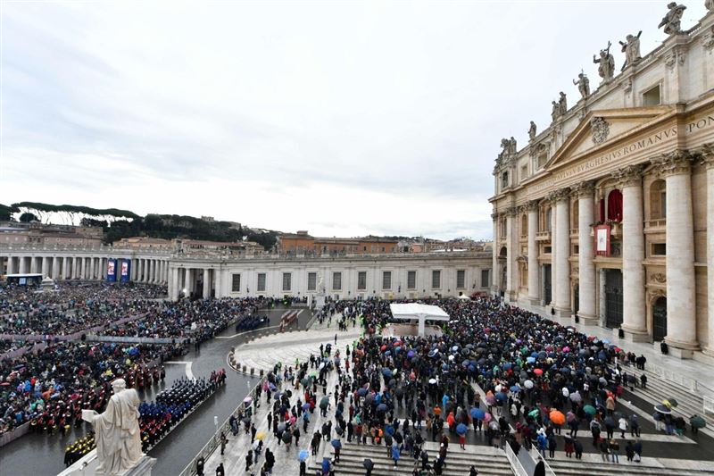 現場有約兩萬六千人在現場聆聽教宗良十四世發表「致羅馬城與全世界」（Urbi et Orbi）祝福。（圖／翻攝自X平台 @VaticanNews）